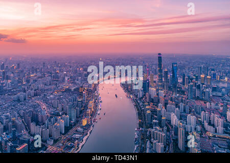 Die herrliche Szene auf beiden Seiten des Flusses Huangpu und die Pu Fluss in den Sonnenuntergang. Stockfoto