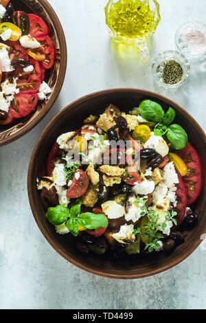 Traditionelle toskanische panzanella Italienischer Salat mit frischen Tomaten und Käse in Ton Platten. Authentische mediterrane gesundes Essen Stockfoto