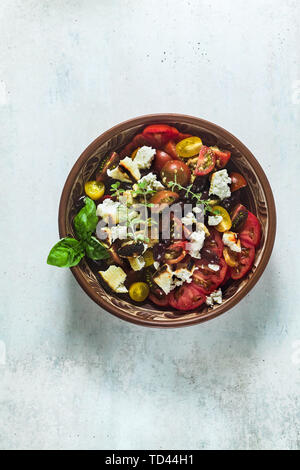 Traditionelle toskanische panzanella Italienischer Salat mit frischen Tomaten und Käse in Ton Platten. Authentische mediterrane gesundes Essen Stockfoto