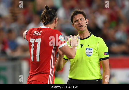 Wales" Gareth Bale spricht mit Schiedsrichter Matej Kanne während der UEFA EURO 2020 Qualifikation, Gruppe E auf der Groupama Arena, Budapest. Stockfoto