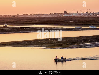 Blick auf den Naturpark Ria Formosa bei Sonnenuntergang, Faro, Algarve, Portugal, Europa Stockfoto