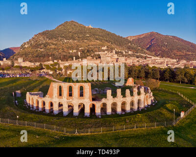 Die Stadt und das römische Theater bei Sonnenuntergang, Gubbio, Umbrien, Italien, Europa Stockfoto