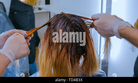 Zwei professionelle Friseure Färbung Haare der Frau Client im Studio Stockfoto