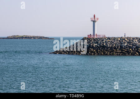 Menschen zu Fuß rund um Howth Lighthouse mit Irlands Auge Insel im Hintergrund, Howth, Dublin, Irland Stockfoto