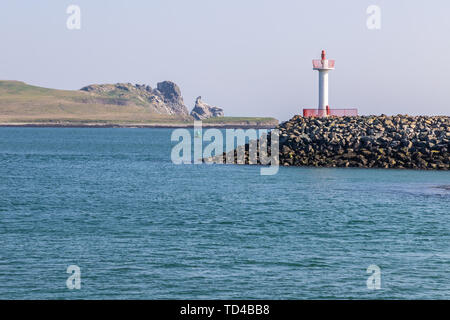 Details von Howth Lighthouse mit Irlands Auge Insel im Hintergrund, Howth, Dublin, Irland Stockfoto
