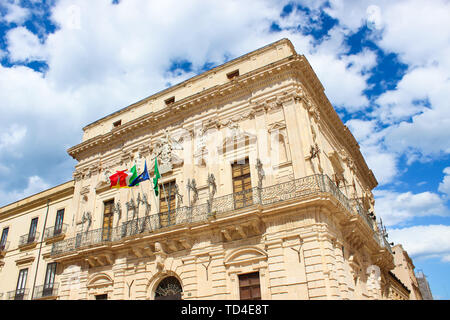 Detail der schönen Vermexio Palace in Syrakus, Sizilien, Italien. Das historische Gebäude dient heute als Rathaus. Auf der berühmten Insel Ortygia in der Nähe von Syrakus entfernt. Beliebte Website.