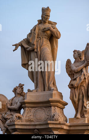 18. Jahrhundert Statue des hl. Franz BORGIA & zwei Engel. Die KARLSBRÜCKE, Prag. Am frühen Abend genommen Stockfoto