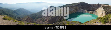 Panorama der kelimutu See in Kelimutu Flores-Indonesia Nationalpark an einem klaren Tag. See Wasser ist türkis und schwarz grün Stockfoto