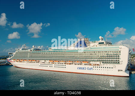 Bridgetown, Barbados - Dezember 12, 2015: Reisen Kreuzfahrtschiff im Hafen angedockt. P O Kreuzfahrten reisen. Erholung und Urlaub reisen. Transport. Reisen mit Meerblick. Perfekter Start der Ferien. Stockfoto