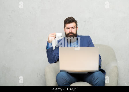 Geschäftliche Korrespondenz. Moderne Geschäftsmann. Projekt Manager. Geschäftsmann Laptop. Mann trinken Kaffee im Büro. Reaktion auf geschäftliche E-Mails. Digitales Marketing. Im Internet surfen. Online kaufen. Stockfoto