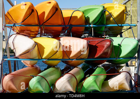 Ein Rack mit bunten Kajaks auf einem Meer von Wellington, Neuseeland. Stockfoto