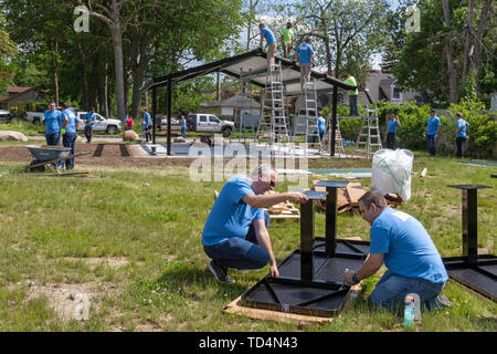 Detroit, Michigan - die Freiwilligen von Cooper Standard Hilfe ein neuer Stadtpark im Morningside Nachbarschaft bauen. Der Park wird gebaut, wo etwa ein Stockfoto