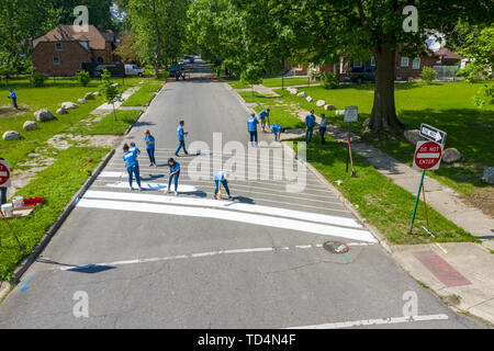 Detroit, Michigan - die Freiwilligen von Cooper Standard Hilfe ein neuer Stadtpark im Morningside Nachbarschaft bauen. Sie sind Malerei weißen Streifen auf dem Stockfoto