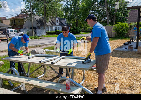 Detroit, Michigan - die Freiwilligen von Cooper Standard Hilfe ein neuer Stadtpark im Morningside Nachbarschaft bauen. Der Park wird gebaut, wo etwa ein Stockfoto