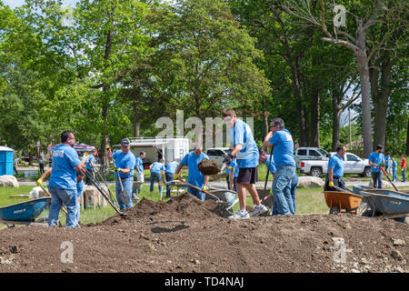 Detroit, Michigan - die Freiwilligen von Cooper Standard Hilfe ein neuer Stadtpark im Morningside Nachbarschaft bauen. Der Park wird gebaut, wo etwa ein Stockfoto