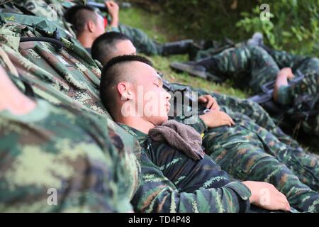 Mitte Juni 2018, bewaffnete Polizei Guangxi Brigade für das zweite Quartal 2018 "Devil's Woche "Extreme training Beibu Bay Area der Vorhang der Krieg in eine seltsame Bergwald in Beihai, Guangxi geöffnet. Hunderte von speziellen Bekämpfung Mitglieder versammelten sich hier in fast 30 catties der Ausrüstung. In den sieben Tage und sechs Nächte erleben, die spezielle Bekämpfung der Mitglieder werden in mehr als 30 Fächern, etwa 10 Kilometer von Bergwald bewaffneten Langlauf, Strand, Wasser Transport Hijacking, Bergwald Erfassung und Vernichtung bekämpfen, Nacht Razzien Zug und so weiter. Stockfoto