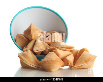 Fortune Cookies in der Schüssel, isoliert auf weißem Stockfoto