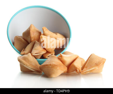 Fortune Cookies in der Schüssel, isoliert auf weißem Stockfoto