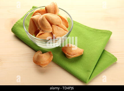 Fortune Cookies in Schüssel, auf hölzernen Tisch Stockfoto