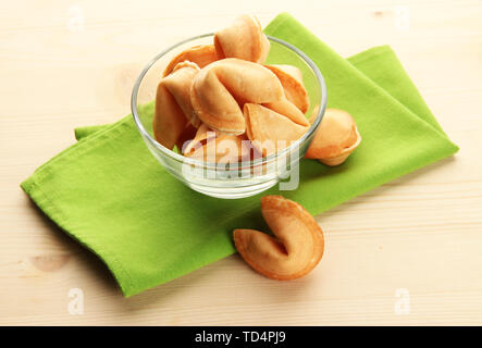 Fortune Cookies in Schüssel, auf hölzernen Tisch Stockfoto