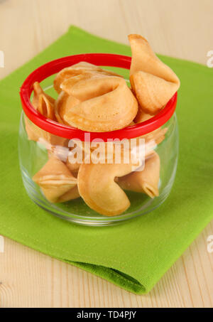 Fortune Cookies in Glas, Holz Tisch Stockfoto