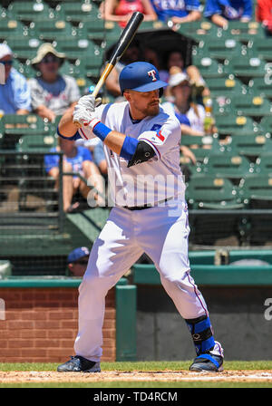 Juni 08, 2019: Texas Rangers catcher Tim Federowicz #50 at bat seinen ersten home run Hits als Ranger während einem Nachmittag MLB Spiel zwischen den Oakland Athletics und der Texas Rangers bei Globe Life Park in Arlington, TX Texas besiegte Oakland 10-5 Albert Pena/CSM Stockfoto