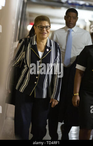 Washington, District of Columbia, USA. 11 Juni, 2019. United States Vertreter Karen Bass (Demokrat aus Kalifornien) und die Vereinigten Staaten Vertreter Cedric Richmond (Demokrat von Louisiana) erreichen die demokratischen Caucus auf dem Capitol Hill in Washington, DC, USA am 11. Juni 2019. Credit: Stefani Reynolds/CNP Credit: Stefani Reynolds/CNP/ZUMA Draht/Alamy leben Nachrichten Stockfoto