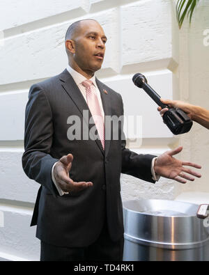 Washington, District of Columbia, USA. 11 Juni, 2019. United States Vertreter Hakeem Jeffries (Demokrat von New York) kommt zur demokratischen Caucus auf dem Capitol Hill in Washington, DC, USA am 11. Juni 2019. Credit: Stefani Reynolds/CNP/ZUMA Draht/Alamy leben Nachrichten Stockfoto