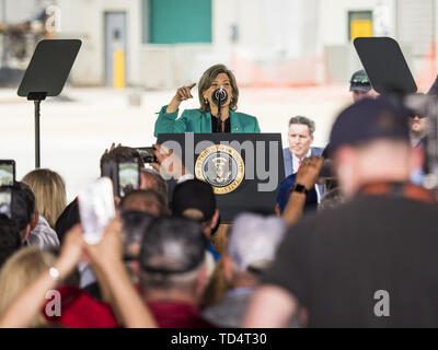 Council Bluffs, Iowa, USA. 11 Juni, 2019. US-Senator JONI ERNST (R-IA) führt Präsident Trumpf bei Southwest Iowa erneuerbare Energie. Präsident Trump besucht Southwest Iowa Erneuerbare Energie in Council Bluffs Dienstag bekannt zu geben, dass seine Regierung war entspannend Regeln auf E15, eine ethanol Additive für Benzin. Iowa ist einer der führenden Produzenten von Ethanol in den USA und in Iowa Mais hoffen, ändern Sie die Verwaltung in E15 Regeln wird die Nachfrage nach Mais. Credit: Jack Kurtz/ZUMA Draht/Alamy leben Nachrichten Stockfoto