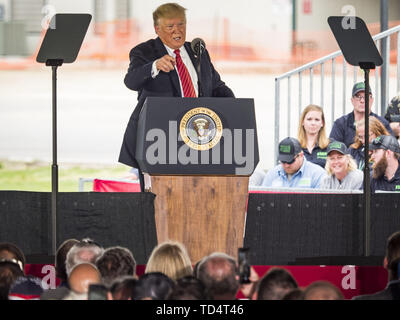 Council Bluffs, Iowa, USA. 11 Juni, 2019. US-Präsident Donald J. Trumpf Gespräche nach Iowa und Nebraska Landwirte und die Biokraftstoffindustrie Vertreter bei Southwest Iowa erneuerbare Energie. Präsident Trump besucht Southwest Iowa Erneuerbare Energie in Council Bluffs Dienstag bekannt zu geben, dass seine Regierung war entspannend Regeln auf E15, eine ethanol Additive für Benzin. Iowa ist einer der führenden Produzenten von Ethanol in den USA und in Iowa Mais hoffen, ändern Sie die Verwaltung in E15 Regeln wird die Nachfrage nach Mais. Credit: Jack Kurtz/ZUMA Draht/Alamy leben Nachrichten Stockfoto