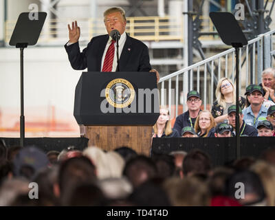 Council Bluffs, Iowa, USA. 11 Juni, 2019. US-Präsident Donald J. Trumpf Gespräche nach Iowa und Nebraska Landwirte und die Biokraftstoffindustrie Vertreter bei Southwest Iowa erneuerbare Energie. Präsident Trump besucht Southwest Iowa Erneuerbare Energie in Council Bluffs Dienstag bekannt zu geben, dass seine Regierung war entspannend Regeln auf E15, eine ethanol Additive für Benzin. Iowa ist einer der führenden Produzenten von Ethanol in den USA und in Iowa Mais hoffen, ändern Sie die Verwaltung in E15 Regeln wird die Nachfrage nach Mais. Credit: Jack Kurtz/ZUMA Draht/Alamy leben Nachrichten Stockfoto