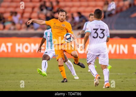 Houston, Texas, USA. 11 Juni, 2019. Houston Dynamo Mittelfeldspieler Thomas McNamara (11) bewegt die Kugel bei einem Match zwischen Austin FC und Houston Dynamo bei BBVA Stadion in Houston, Texas. An der Hälfte Houston Dynamo führt 3-0 Maria Lysaker/CSM/Alamy leben Nachrichten Stockfoto