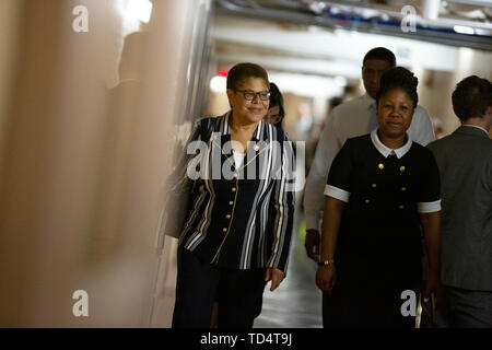 United States Vertreter Karen Bass (Demokrat aus Kalifornien) kommt zur demokratischen Caucus auf dem Capitol Hill in Washington, DC, USA am 11. Juni 2019. Credit: Stefani Reynolds/CNP/MediaPunch Stockfoto