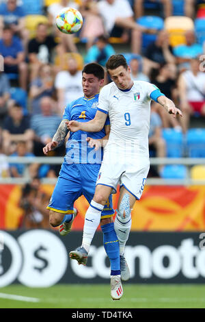 Gdynia, Polen. 11 Juni, 2019. Denys Popov (L) der Ukraine Mias mit Andrea Pinamonti Italiens während der FIFA U20-WM im Halbfinale zwischen der Ukraine und Italien in Gdynia, Polen, 11. Juni 2019. Die Ukraine gewann 1:0 die Endrunde zu geben. Credit: Piotr Matusewicz/Xinhua/Alamy leben Nachrichten Stockfoto