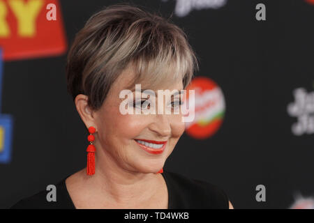 Los Angeles, USA. 11 Juni, 2019. Annie Potts in Disney/Pixars "Toy Story 4" Weltpremiere am El Capitan Theatre, Hollywood, CA, 11. Juni 2019. Foto: Joseph Martinez/PictureLux Stockfoto