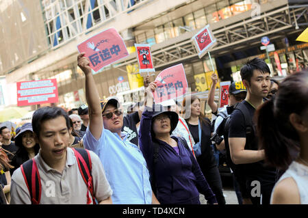 New York City, USA. 09 Juni, 2019. Die Demonstranten halten Plakate hoch, während der Rallye. Hunderte von Demonstranten Rally in New York City Chinese Auslieferung Gesetze in Hongkong zu protestieren. Demonstranten in Times Square versammelt, dann marschierte die Chinesische Botschaft auf der westlichen Seite der Stadt. Credit: SOPA Images Limited/Alamy leben Nachrichten Stockfoto