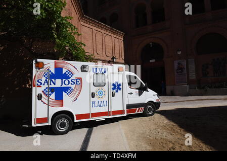 Madrid, Spanien. 11 Juni, 2019. Ein Krankenwagen an der Stierkampfarena Las Ventas in der 2019 San Isidro Festival in Madrid. Credit: SOPA Images Limited/Alamy leben Nachrichten Stockfoto