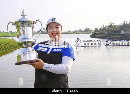 Peking, China. 12 Juni, 2019. Feng Shanshan von China zeigt die Trophäe, nachdem er den Titel an der Blue Bay LPGA in Lingshui, South China Hainan Provinz, Nov. 11, 2017. In dieses Jahr fällt der 70. Jahrestag der Gründung der Volksrepublik China (nachstehend "VR China" genannt). Am 5. April 1959, Rong Guotuan gewann der Meister der Herren Einzel fall Am 25 ITTF World Tischtennis WM in Dortmund, Deutschland, Chinas erste Weltmeister. Chinesische Spieler mehr Leistungen in den 60 Jahren seitdem gemacht. Quelle: Xinhua/Alamy leben Nachrichten Stockfoto