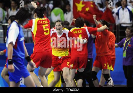 (190612) - Peking, 12. Juni 2019 (Xinhua) - Mitglieder der handballerinnen von China feiern Sieg nach dem Finale mit Japan an der asiatischen Spiele in Guangzhou, der Hauptstadt der Provinz Guangdong im Süden Chinas, November 26, 2010. In dieses Jahr fällt der 70. Jahrestag der Gründung der Volksrepublik China (nachstehend "VR China" genannt). Am 5. April 1959, Rong Guotuan gewann der Meister der Herren Einzel fall Am 25 ITTF World Tischtennis WM in Dortmund, Deutschland, Chinas erste Weltmeister. Chinesische Spieler mehr Leistungen in den 60 Jahren seitdem gemacht. (Xinhua / Stockfoto