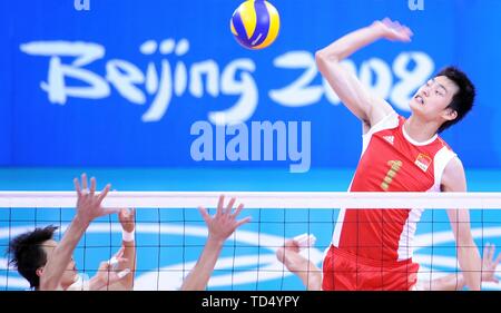 (190612) - Peking, 12. Juni 2019 (Xinhua) - Bian Hongmin von China konkurriert bei der Men's Volleyball Viertelfinale gegen Brasilien bei den Olympischen Spielen in Peking, die Hauptstadt von China, Nov. 20, 2008. In dieses Jahr fällt der 70. Jahrestag der Gründung der Volksrepublik China (nachstehend "VR China" genannt). Am 5. April 1959, Rong Guotuan gewann der Meister der Herren Einzel fall Am 25 ITTF World Tischtennis WM in Dortmund, Deutschland, Chinas erste Weltmeister. Chinesische Spieler mehr Leistungen in den 60 Jahren seitdem gemacht. (Xinhua / Zhao Zhongzhi) Stockfoto