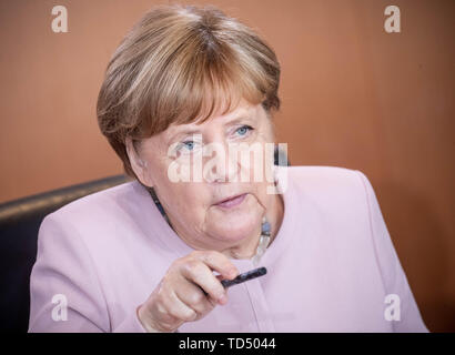 Berlin, Deutschland. 12 Juni, 2019. Bundeskanzlerin Angela Merkel (CDU) Gesten zu Beginn der Kabinettssitzung. Quelle: Michael Kappeler/dpa/Alamy leben Nachrichten Stockfoto