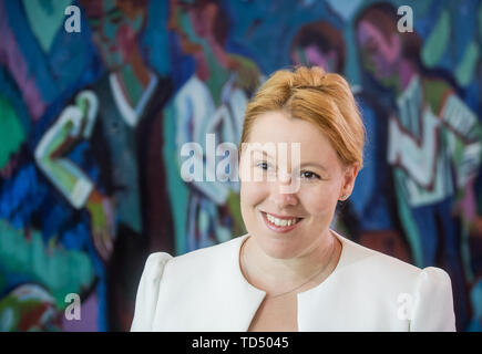 Berlin, Deutschland. 12 Juni, 2019. Franziska Giffey (SPD), Bundesministerin für Familie, kommt zu der Sitzung des Bundeskabinetts im Kanzleramt. Quelle: Michael Kappeler/dpa/Alamy leben Nachrichten Stockfoto