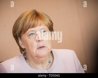 Berlin, Deutschland. 12 Juni, 2019. Bundeskanzlerin Angela Merkel (CDU) wartet auf den Beginn der Kabinettssitzung im Kanzleramt. Quelle: Michael Kappeler/dpa/Alamy leben Nachrichten Stockfoto