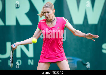 Steffi Graf wird 50 Am 14. Juni 2019, Steffi Graf (ehemaliges Tennis pro), Aktion, halb Bild, halb Abbildung, zeigen Kampf mit Steffi Graf, auf der am 04.06.2011 in Halle (Westf.)/Deutschland | Verwendung weltweit Stockfoto