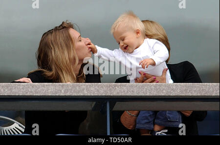 New York, USA. 12 Juni, 2019. Steffi Graf wird 50 am Juni 14, 2019, 02 SN Graf 3108.jpg Steffi Graf mit ihrem Sohn Jaden Gil als Zuschauer beim Spiel von ihrem Ehemann Andre Agassi bei den US Open 2002 Tennis Â | Nutzung der weltweiten Kredit: dpa/Alamy leben Nachrichten Stockfoto