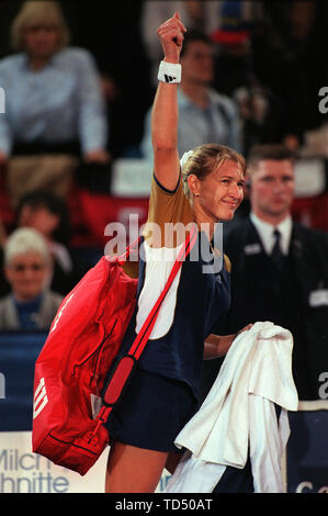 Hannover, Deutschland. 12 Juni, 2019. Steffi Graf feiert 50 Jahre am 14. Juni 2019, SN 19029912 SP.jpg: Tennis: Steffi Graf, Deutschland, halb Abbildung, Wellen, die ihre Fans auf | Verwendung der weltweiten Kredit: dpa/Alamy leben Nachrichten Stockfoto