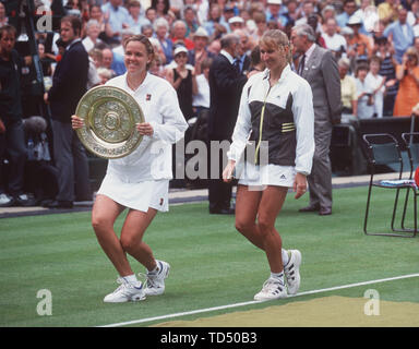 Steffi Graf wird 50 Am 14. Juni 2019, SN 300699 Graf SP.jpg Steffi Graf (r.), Deutschland, mit Lindsay DAVENPORT, USA, bei der Siegerehrung nach dem Finale; ganze Figur, beide machen einen Hofknicks, Davenport hält's Cup Sieger in der Hand. Qf. Å | Verwendung weltweit Stockfoto