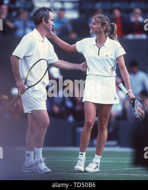 Steffi Graf wird 50 Am 14. Juni 2019, SN 28069908 SP.jpg TENNIS gemischt Steffi Graf, Deutschland und John McENROE, (Mc Enroe) USA, nachdem das Spiel beendet, beide im Profil, Graf lächelt ihn an; sind sie über einander zu umarmen. Porträt. | Verwendung weltweit Stockfoto
