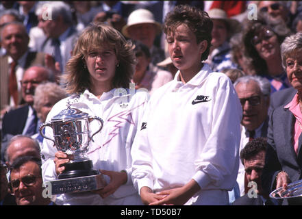 Paris, Frankreich. 12 Juni, 2019. Steffi Graf wird 50 Am 14. Juni 2019, Tennis: French Open 1988 - Steffi Graf m. Schale, rechts: Natalja ZVEREVA MIT Ì? Å | Verwendung der weltweiten Kredit: dpa/Alamy leben Nachrichten Stockfoto
