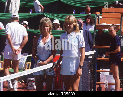 Steffi Graf wird 50 am Juni 14, 2019, 04 SN FedCup 1987 SP.jpg Vancouver Tennis Federations Cup 1987: Steffi Graf (rechts), Deutschland, und Chris Evert, USA, sind auf dem Netz, Finale, 15.08.1987. Å | Verwendung weltweit Stockfoto